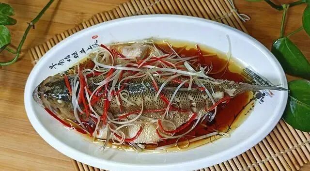 清蒸鲈鱼的做法技巧，多加这两步，鱼肉鲜嫩不腥不柴。