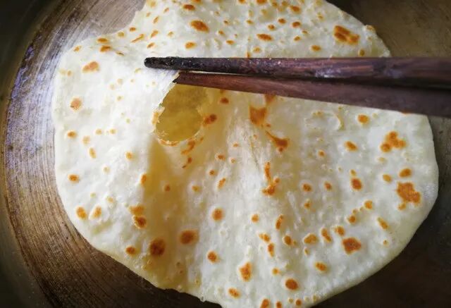 鸡蛋灌饼的做法，饼胚这样做，张张鼓大泡！外酥里软