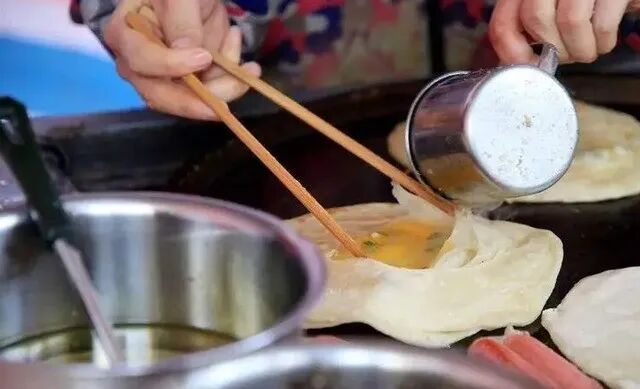 鸡蛋灌饼的做法，饼胚这样做，张张鼓大泡！外酥里软