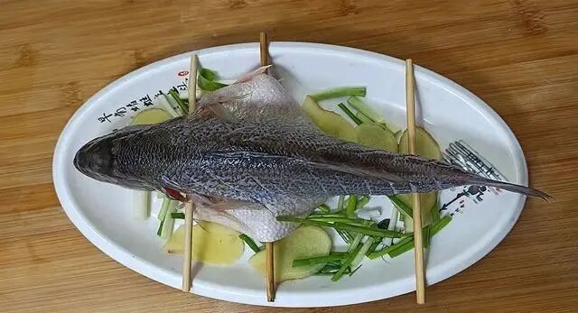 清蒸鲈鱼的做法技巧，多加这两步，鱼肉鲜嫩不腥不柴。