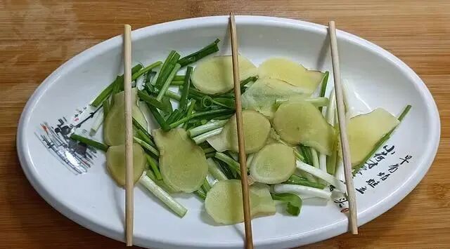 清蒸鲈鱼的做法技巧，多加这两步，鱼肉鲜嫩不腥不柴。