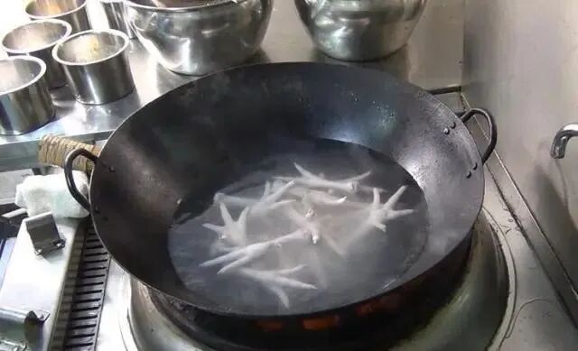 虎皮鸡爪的制作方法和配料，两个要点，中火煮鸡爪，浸泡够时间！