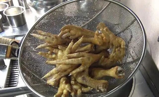虎皮鸡爪的制作方法和配料，两个要点，中火煮鸡爪，浸泡够时间！