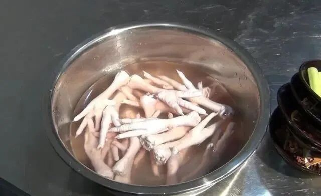 虎皮鸡爪的制作方法和配料，两个要点，中火煮鸡爪，浸泡够时间！