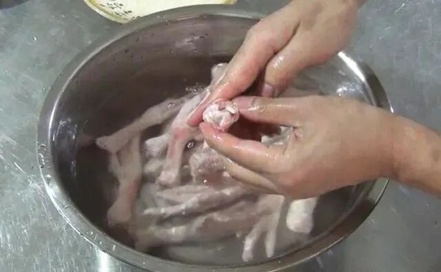 虎皮鸡爪的制作方法和配料，两个要点，中火煮鸡爪，浸泡够时间！