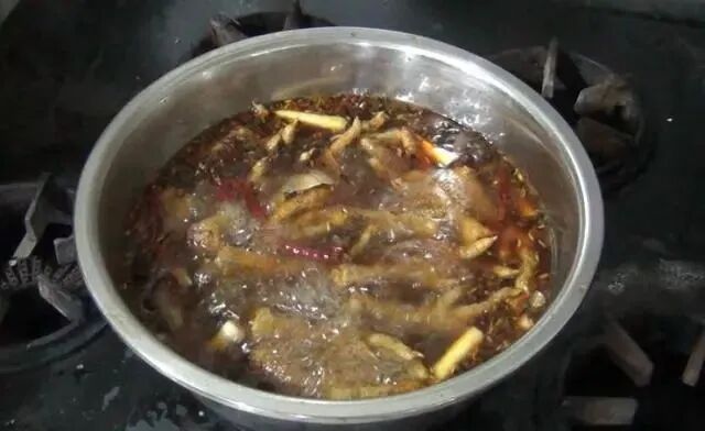 虎皮鸡爪的制作方法和配料，两个要点，中火煮鸡爪，浸泡够时间！