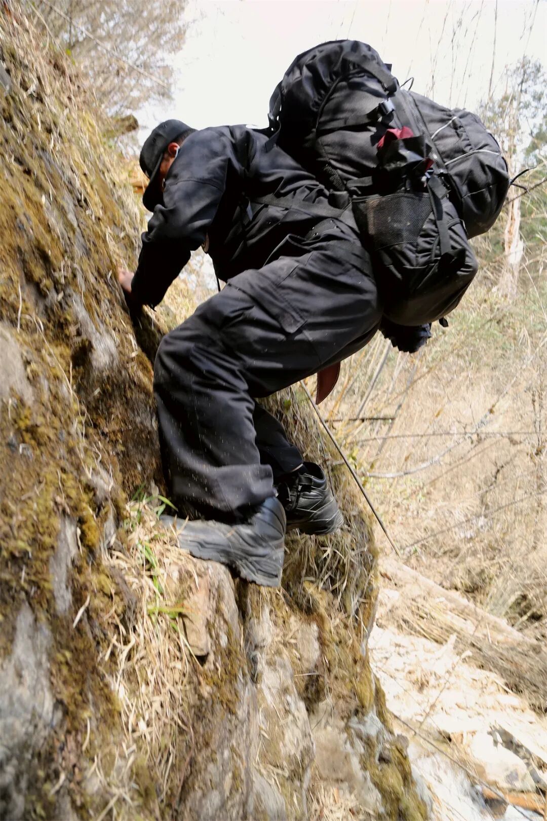 负重四十斤带砍刀爬雪山过草甸和森林警察巡山是种什么体验