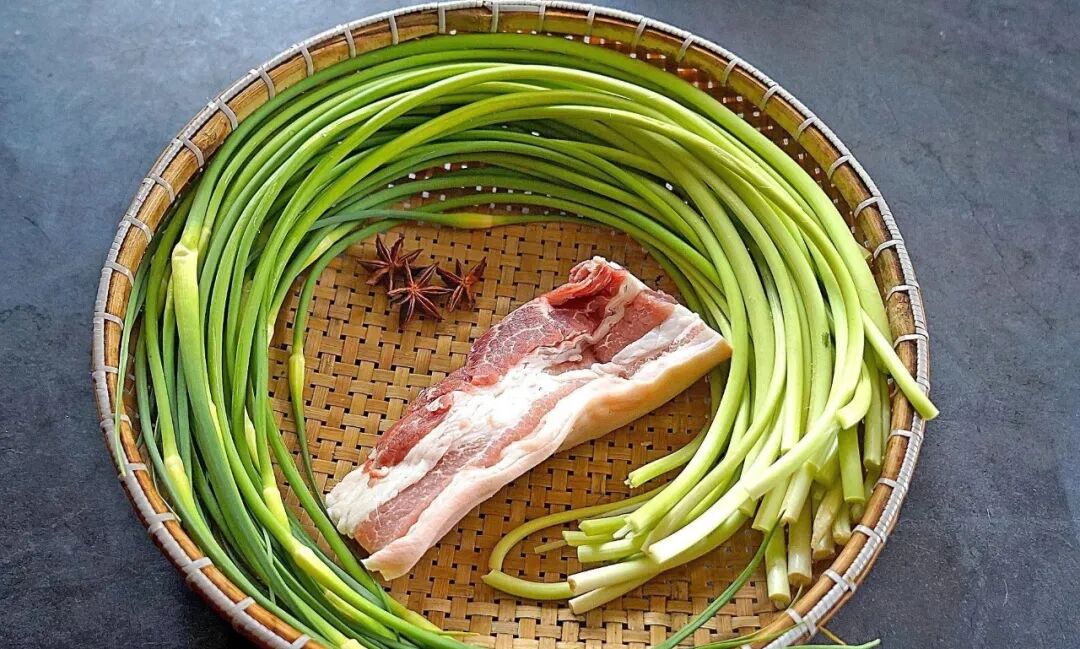 【每日一菜】—— 红烧肉炒蒜苔