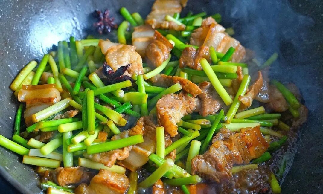 【每日一菜】—— 红烧肉炒蒜苔