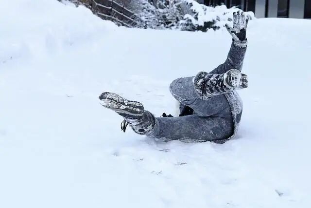 雪天“防摔秘籍”請收好！學會這種走路姿勢，再也不怕摔了！