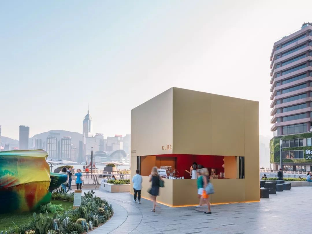 OMA在维港边放了个金色盒子，成为人气咖啡店%ARABICA的新家