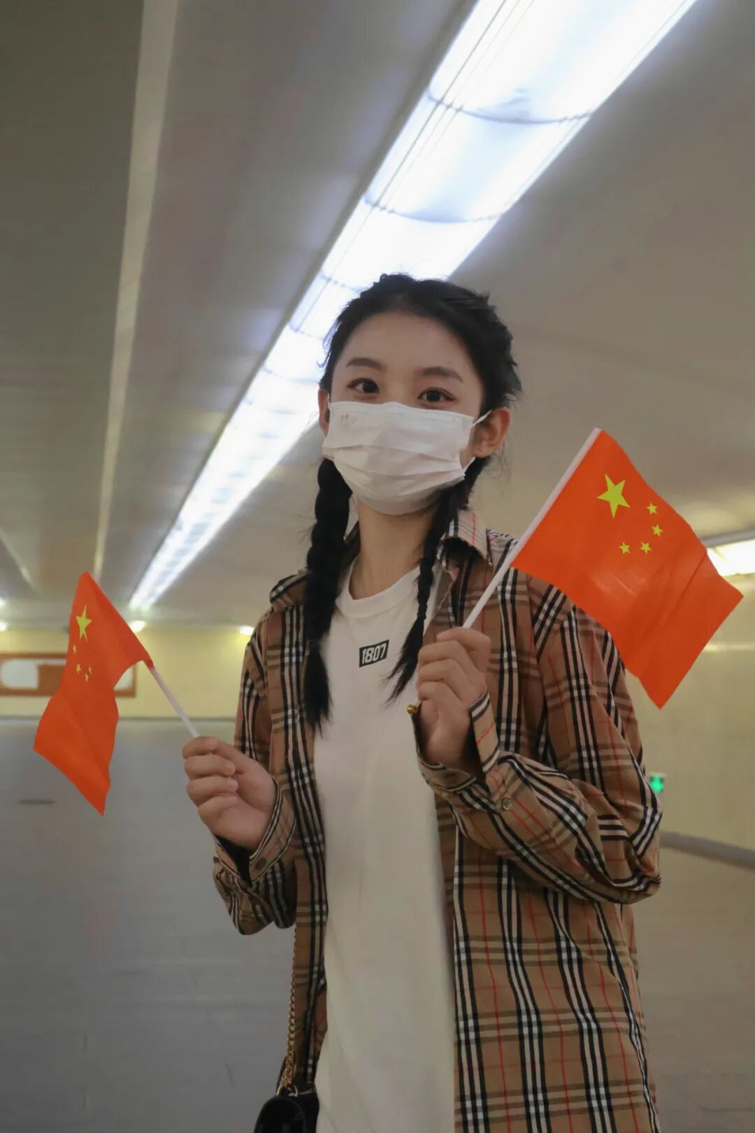 喜迎国庆河北外国语学院学子晒与国旗合影