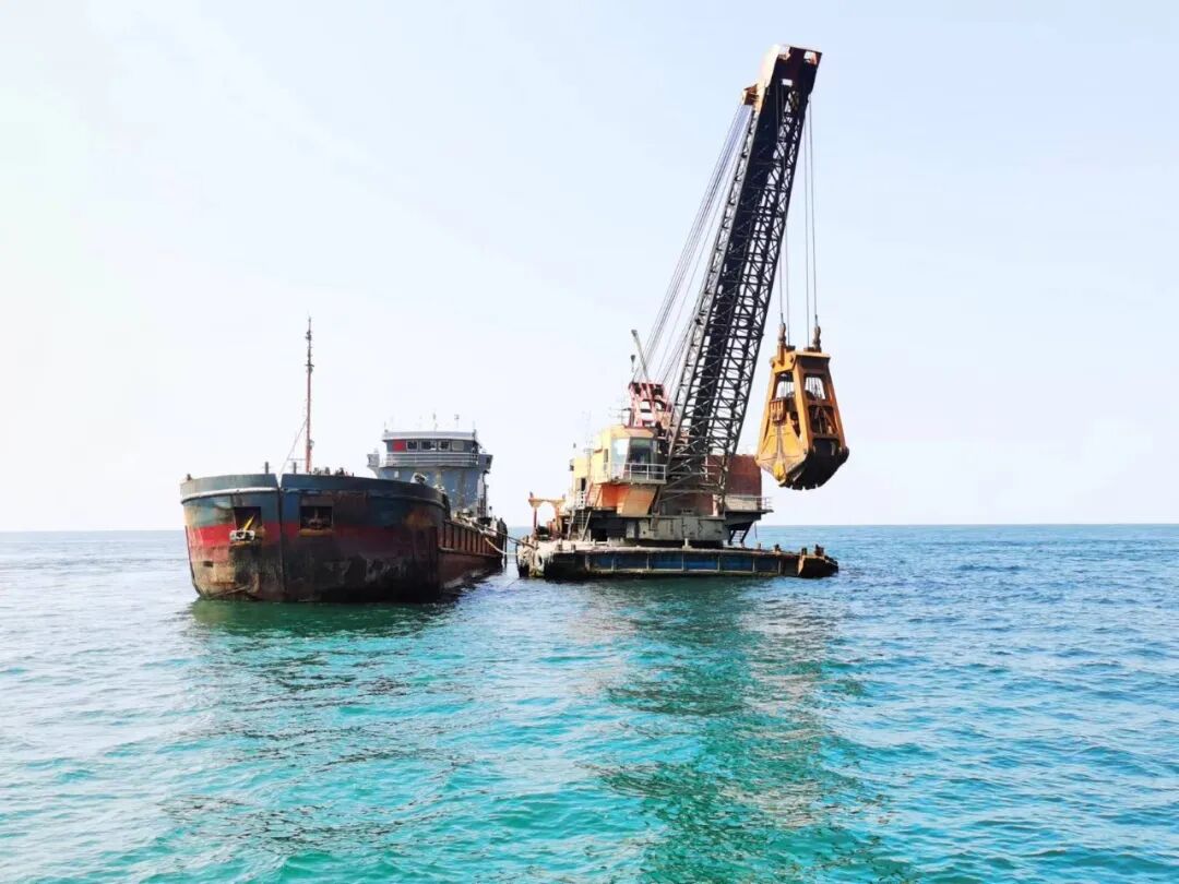 船舶竞价18立方米自航抓斗式挖泥船