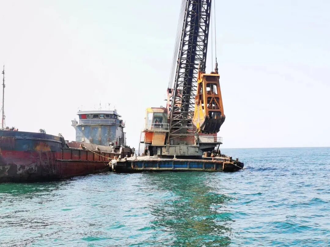 航道疏浚利器自航18方抓斗挖泥船火热竞价中