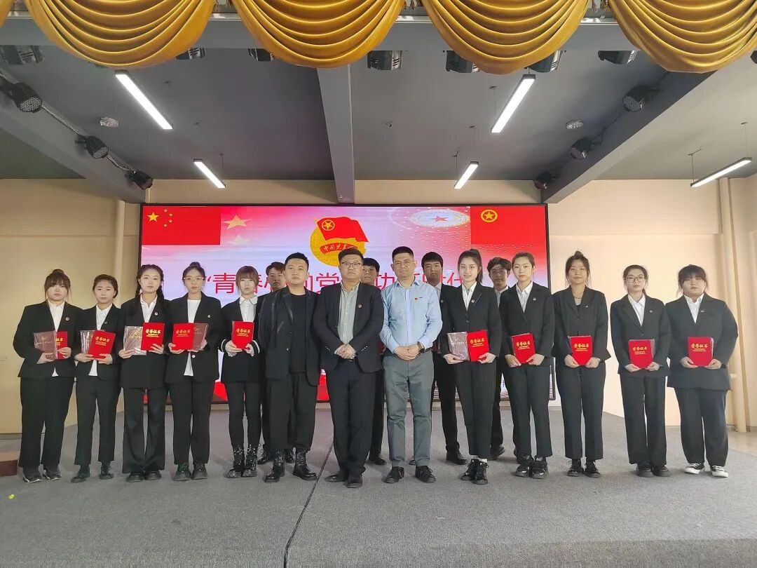 我校举行以“青春心向党，建功新时代”为主题的新团员入团宣誓仪式