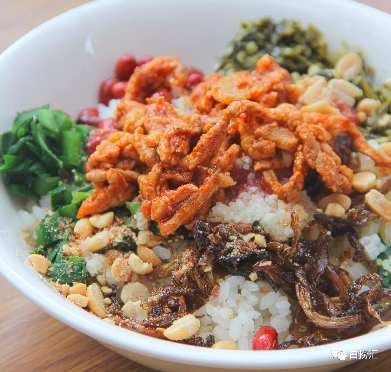 因为五彩糯米饭作为文山特色小吃的名气可比酸菜味的火锅大多了,虽然