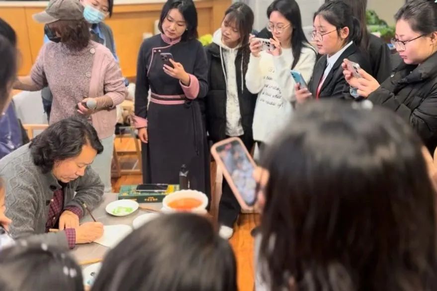 「民族政策宣传月」特别推荐丨繁花竞放——以画笔绘就民族团结的时代画卷 第20张