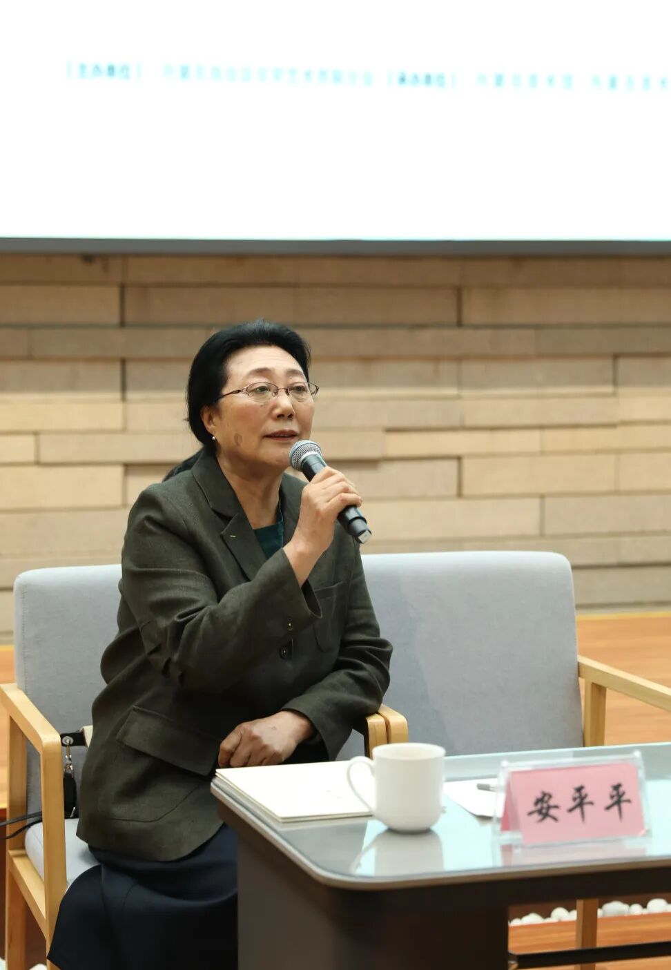 耶拉先生百年诞辰美术、书法作品展座谈会在内蒙古美术馆举办 第7张