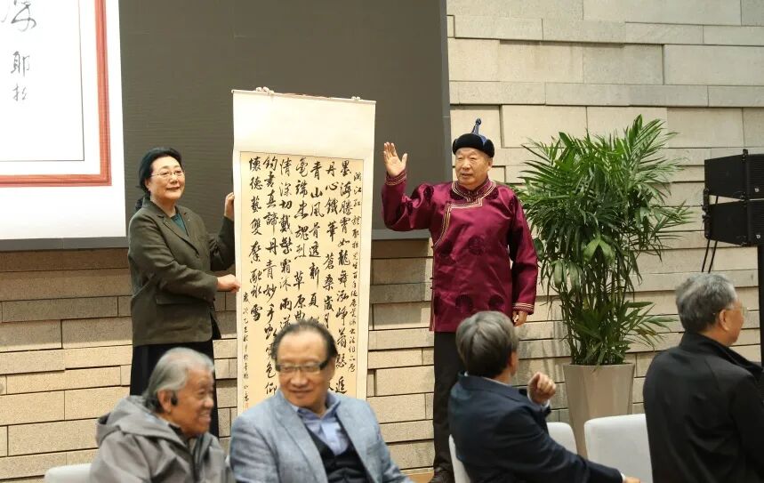 耶拉先生百年诞辰美术、书法作品展座谈会在内蒙古美术馆举办 第5张