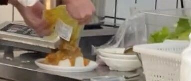 这届年轻人吃饭的标准：料理包加热