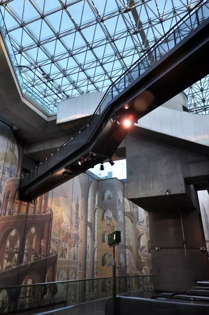 不仅作为象征,其近景部门更是以1:1的比例,与地铁站室内空间无缝衔接