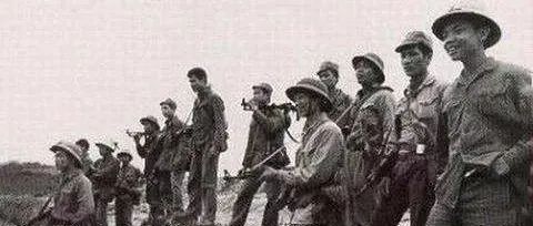 对越自卫反击战，越军举旗投降，我军团长：五千米，给我炮弹轰炸！