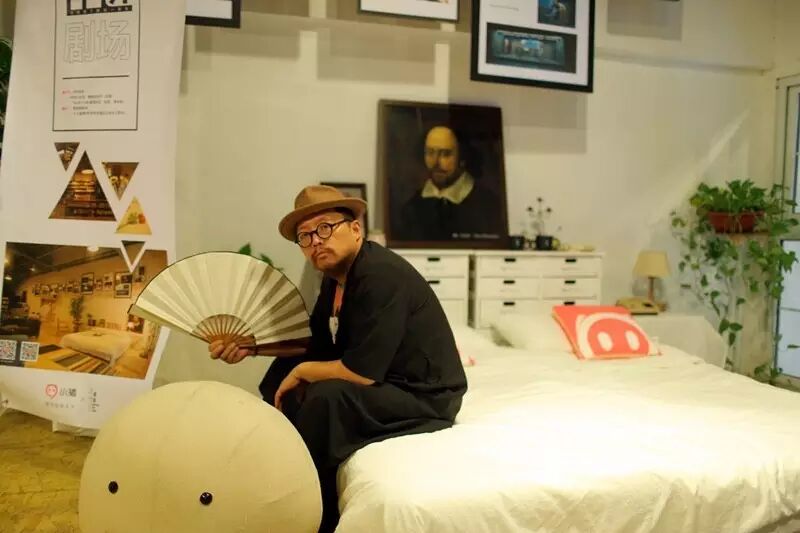 鼓楼西剧场的第一个房客是鹦鹉史航,大家对他的印象是知名编剧,以及