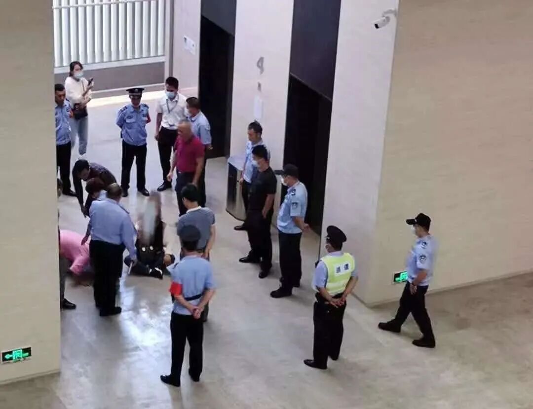 中国教授性侵女学生被解雇，女乘客飞机上被猥亵90分钟：我恐男，并不是我的错（组图） - 1