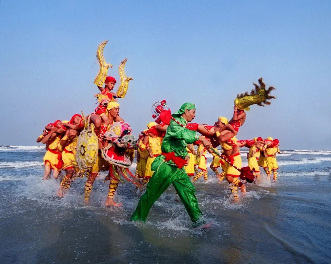 湛江人龙舞,堪称雷州半岛的传统舞蹈之魂,铿锵的节奏,强劲的鼓点,气势