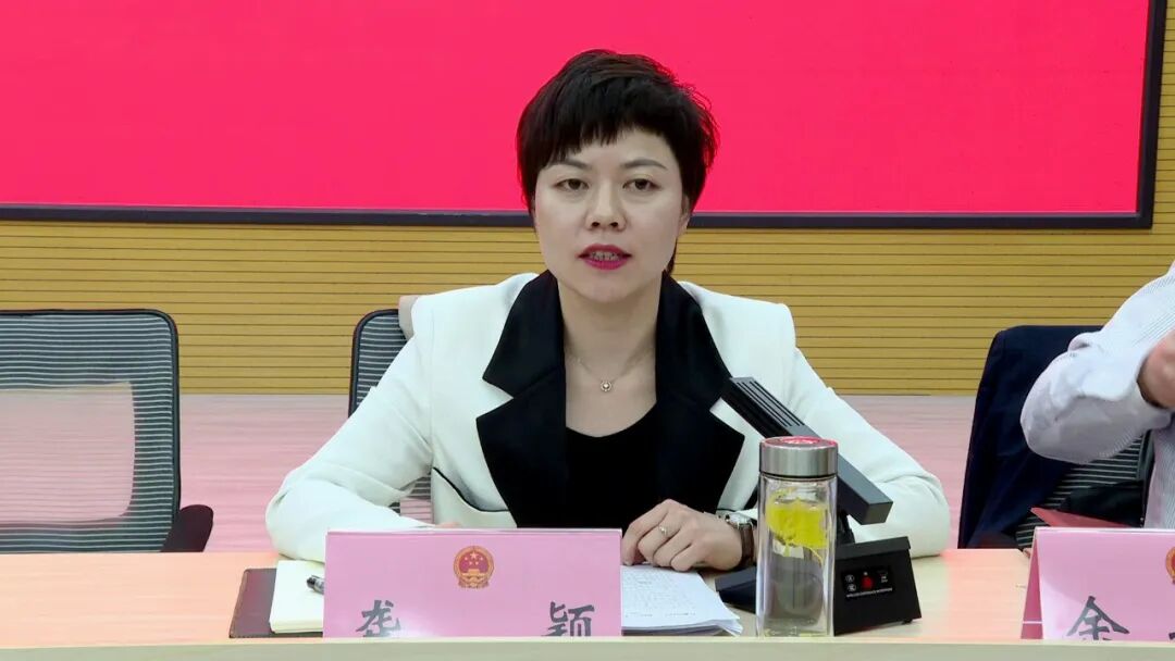 龚颖参加县人大分团审议和县政协分组讨论