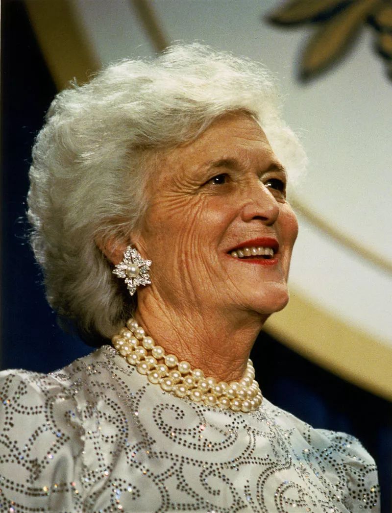 4月17日,美国前第一夫人,老布什之妻,芭芭拉布什去世了,享年92岁
