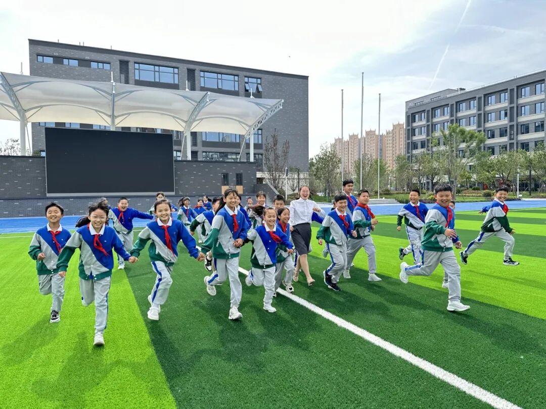 她是老师,也是妈妈——天立小学班主任的一天 看完我哭了