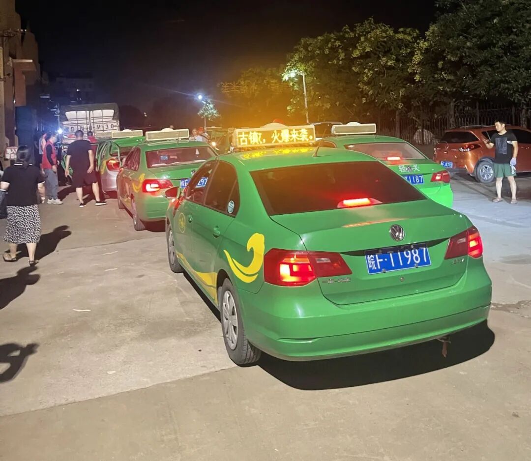 十来辆出租车,除了驾驶位,座位上和后备箱都塞得满满的,有装沙土用的