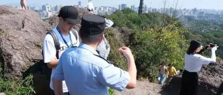 “我也想当个游客…”守了西湖39年的老民警，这个国庆假期站最后一班岗