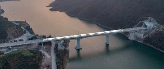 东起西湖，西至黄山，跟着央视坐高铁...网友：铁路两旁都是最美中国！