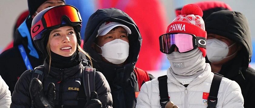 谷爱凌、巴赫也来了！中国姑娘手掌写字为未晋级队友加油，网友：“点赞！”