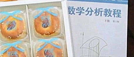 高校“花式月饼”刷屏！网友：这月饼，吓得抖一抖