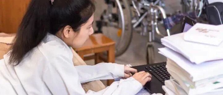 “趴在床上”学习超十年！浙江24岁轮椅女生拿到这个“特别奖学金”