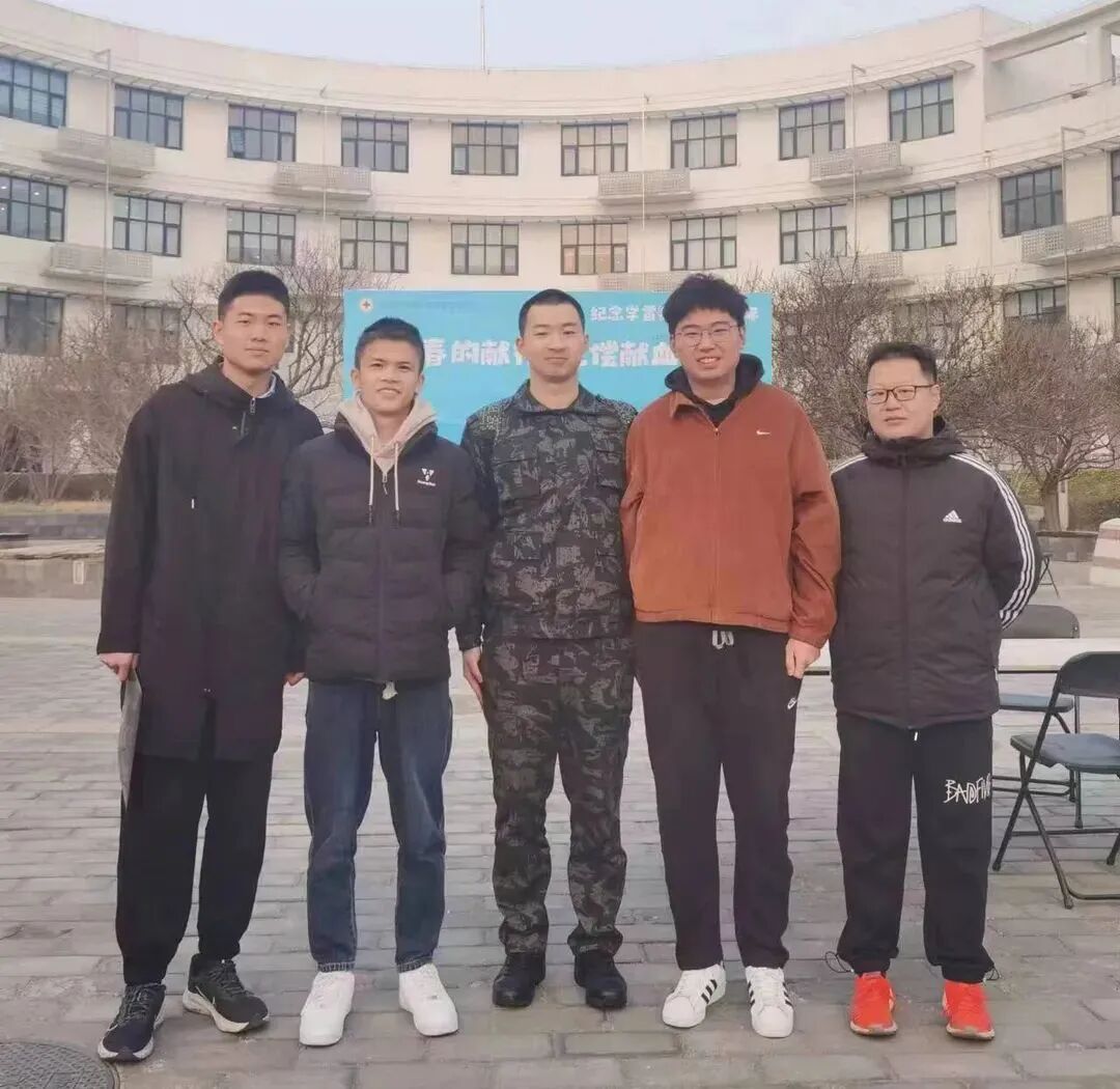 郑凯轩与同学合影。