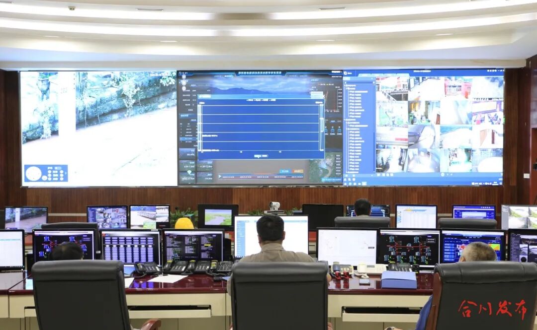 草航枢纽中控室内工作人员正在使用数字孪生系统_副本.jpg