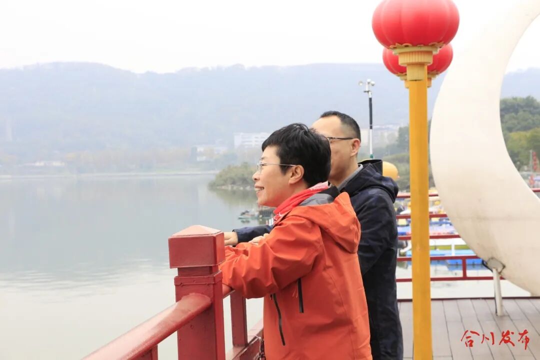 蒙曼登上游船前往钓鱼城 张浩苁摄(133793)-20251205233115.JPG