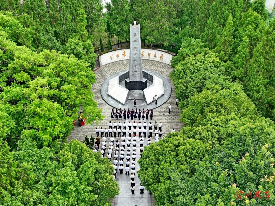 革命烈士纪念敬献花篮_副本.jpg