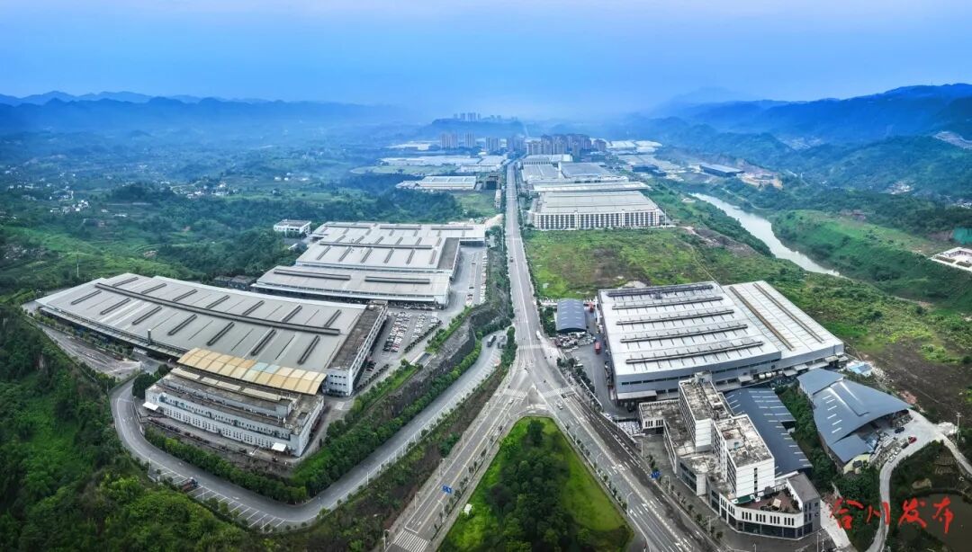 重庆市智能网联新能源汽车零部件产业园一角 陈志明 摄_看图王.jpg