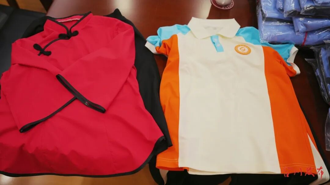 捐赠的校服.jpg