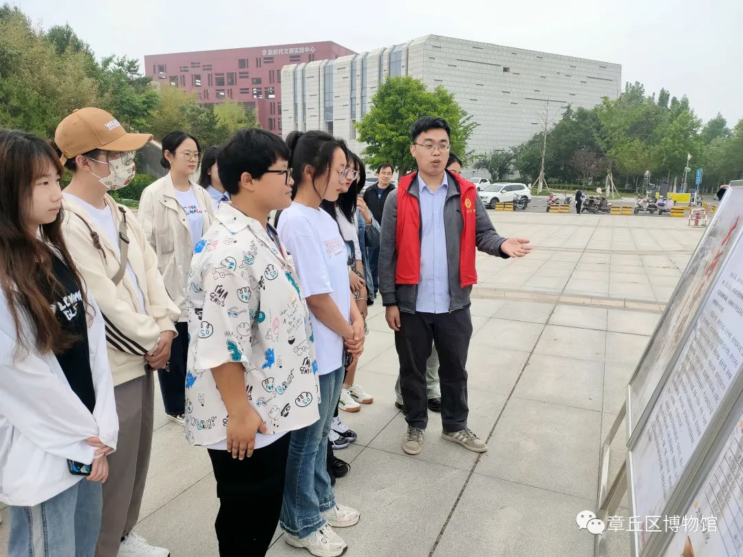 5月18日上午,章丘區博物館在文博中心廣場舉辦了《大河奔騰—章丘黃河