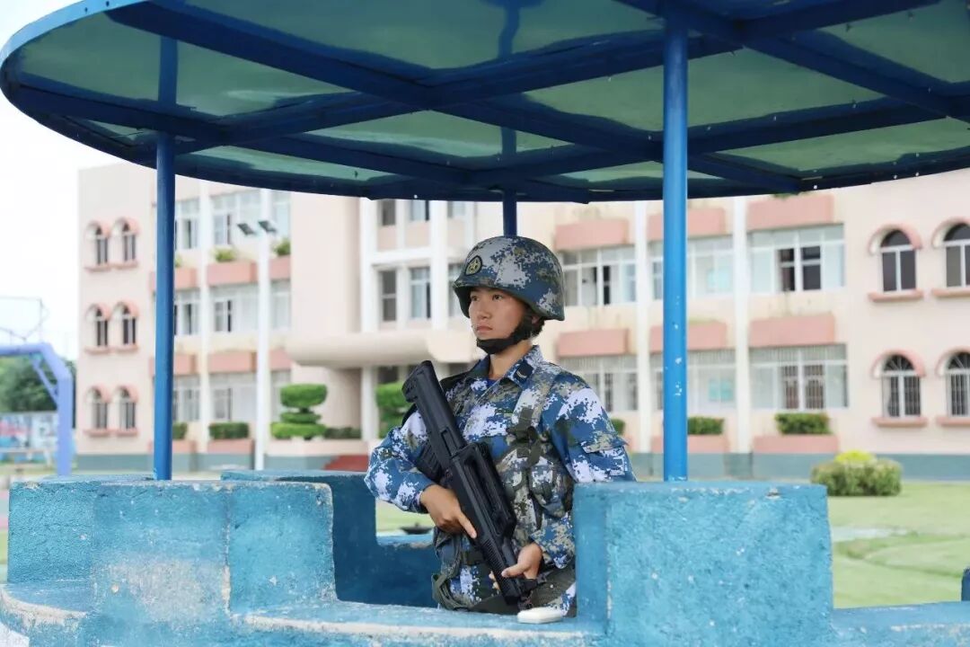 每天的高强度训练,加上适应各种严格规矩,在新兵连一个月,宋玺的体重