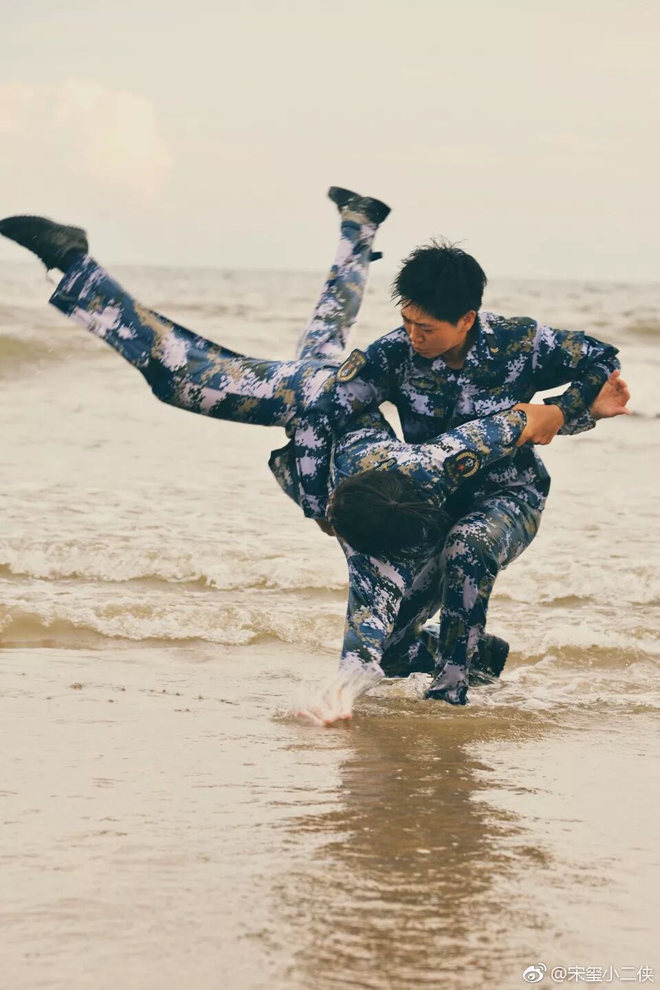 2015年12月,宋玺以全优的成绩,正式成为海军陆战队的一员.