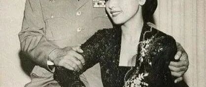 张哲瀚合影的日本老妇，从陪酒女做到总统夫人，黑历史说都说不完…