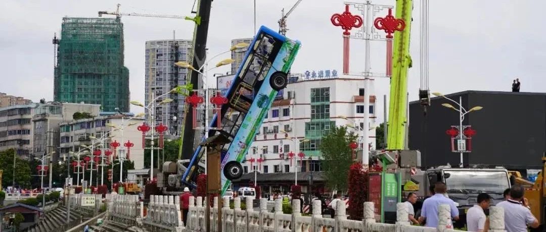 贵州公交坠湖致21死，幸存者身份曝光：救救我，我下午还要考试！