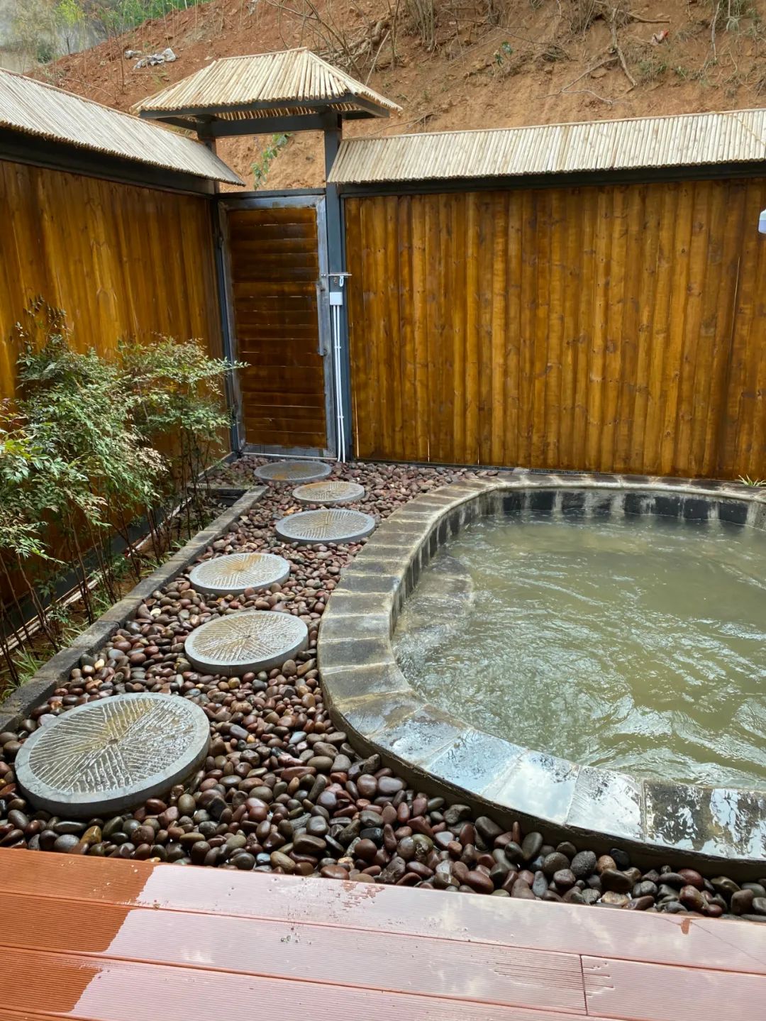 享禄丰市福气泡星宿江氟泉氟,它的医疗价值浓度是1公升毫克,温泉水质